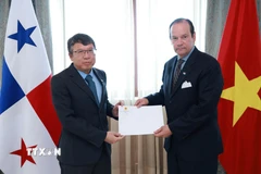 Đại sứ Việt Nam tại Mexico, kiêm nhiệm Panama Nguyễn Văn Hải trình bản sao Quốc thư lên Bộ trưởng Ngoại giao Panama Javier Martínez-Acha Vásquez. (Nguồn: TTXVN phát)