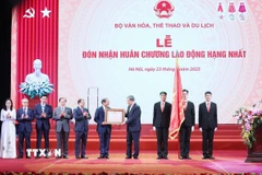 Tổng Bí thư Tô Lâm trao tặng Huân chương Lao động hạng Nhất cho Bộ Văn hóa, Thể thao và Du lịch. (Ảnh: Thống Nhất/TTXVN)