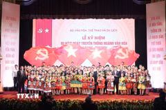Tổng Bí thư Tô Lâm, Thủ tướng Phạm Minh Chính và các nghệ sỹ. (Ảnh: Thống Nhất/TTXVN)