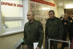 (Hình ảnh do hãng trích từ video) Tổng thống Nga Vladimir Putin (trái) thăm một tiền đồn tại tỉnh Kursk, ngày 12/3/2025. (Ảnh: Anadolu Agency/TTXVN)