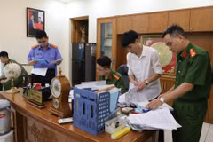 Cơ quan Cảnh sát điều tra Công an tỉnh Bắc Giang khám xét tại phòng làm việc của bị can Ngô Duy Lượng. (Nguồn: Báo Tuổi trẻ Thủ đô)
