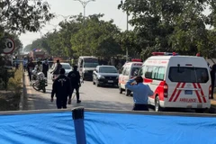 Cảnh sát và xe cứu thương có mặt tại hiện trường sau vụ nổ bên ngoài tòa án ở Islamabad, Pakistan. (Nguồn: Reuters)