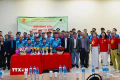Các vận động viên chụp ảnh cùng Ban tổ chức và khách mời. (Ảnh: Tâm Hằng/TTXVN)