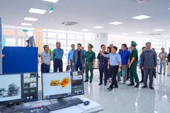 Đoàn công tác hai nước khảo sát hệ thống điều hành, giám sát tại khu vực cửa khẩu quốc tế Tân Nam, tỉnh Tây Ninh. (Ảnh: Minh Phú/TTXVN)