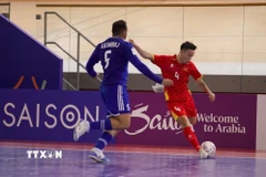 Một pha bóng trong trận ra quân gặp Kuwait của đội tuyển futsal Việt Nam. (Nguồn: TTXVN phát)