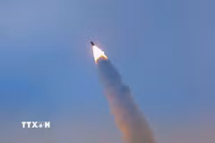 Cuộc tập trận phóng tên lửa siêu vượt âm tại Bình Nhưỡng, Triều Tiên, ngày 4/1/2026. (Nguồn: Yonhap/TTXVN)