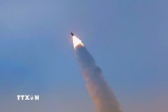 Cuộc tập trận phóng tên lửa siêu vượt âm tại Bình Nhưỡng, Triều Tiên, ngày 4/1/2026. (Nguồn: Yonhap/TTXVN)