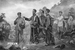 Ngày 28/1/1941, lãnh tụ Nguyễn Ái Quốc và các đồng chí Lê Quảng Ba, Phùng Chí Kiên, Thế An, Đặng Văn Cáp, Hoàng Văn Lộc vượt qua mốc 108 biên giới Việt Nam - Trung Quốc về đến Pác Bó (xã Trường Hà, Hà Quảng, Cao Bằng), một nơi “bí mật” có “hàng rào quần chúng bảo vệ và có đường rút lui”. (Ảnh: TTXVN phát)