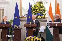 Thủ tướng Ấn Độ Narendra Modi, Chủ tịch Ủy ban châu Âu Ursula von der Leyen và Chủ tịch Hội đồng châu Âu Antonio Costa tại cuộc họp báo ở New Delhi, ngày 27/1/2026. (Nguồn: ANI/TTXVN)