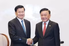 Thường trực Ban Bí thư Trần Cẩm Tú với Tổng Bí thư, Chủ tịch nước Lào Thongloun Sisoulith trong cuộc gặp chiều 27/1, tại Hà Nội (Ảnh: Phương Hoa/TTXVN)