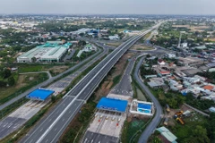 Đoạn hơn 18 km thông xe kỹ thuật sáng 19/4 sẽ đồng bộ với đoạn từ nút giao TP. Hồ Chí Minh - Trung Lương (Km0+600) đến nút giao Quốc lộ 1A (Km3+420), nâng tổng số km đường cao tốc Bến Lức - Long Thành đưa vào khai thác lên gần 30 km. (Ảnh: Hoàng Hiếu/TTXVN)