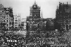 Cuộc nổi dậy vũ trang của công nhân, binh lính và thủy thủ tại thành phố Petrograd (7/11/1917). (Nguồn: Tư liệu TTXVN phát)