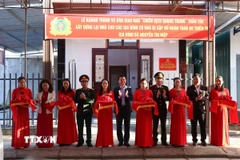 Nghi thức cắt băng khánh thành nhà ở trong Chiến dịch Quang Trung tại xã Khe Tre, thành phố Huế. (Ảnh: Mai Trang/TTXVN)