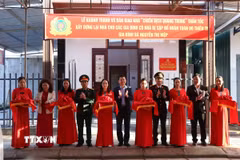 Nghi thức cắt băng khánh thành nhà ở trong Chiến dịch Quang Trung tại xã Khe Tre, thành phố Huế. (Ảnh: Mai Trang/TTXVN)