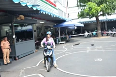 Thí sinh thi phần thực hành tại Trung tâm sát hạch lái xe Tân Phú (Thành phố Hồ Chí Minh). (Ảnh: Linh Sơn/TTXVN)