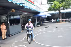 Thí sinh thi phần thực hành tại Trung tâm sát hạch lái xe Tân Phú (Thành phố Hồ Chí Minh). (Ảnh: Linh Sơn/TTXVN)