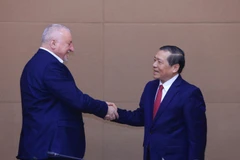 Ủy viên Trung ương Đảng, Phó Trưởng Ban Thường trực Ban Tuyên giáo và Dân vận Trung ương Lại Xuân Môn và Chủ tịch Komjáthi Imre, Đảng Xã hội Hungary (MSZP). (Ảnh: Tuấn Anh/TTXVN)