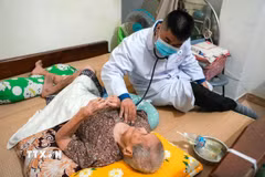 Bác sỹ Bệnh viện Thống Nhất Thành phố Hồ Chí Minh đến tận nhà khám sức khỏe cho người có công trên địa bàn phường Vũng Tàu. (Ảnh: Đinh Hằng/TTXVN)