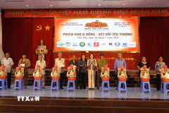 Phó Chủ tịch Quốc hội Nguyễn Thị Thanh tặng quà các gia đình chính sách tại Cần Thơ. (Ảnh: Duy Khương/TTXVN)