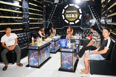 Các đối tượng bị lực lượng chức năng phát hiện khi đang tổ chức sử dụng trái phép chất ma túy trong quán karaoke 65K1. (Ảnh: TTXVN phát)