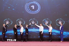 Các đại biểu hưởng ứng và cam kết đồng hành cùng Việt Nam trong mục tiêu chấm dứt đại dịch HIV/AIDS vào năm 2030. (Ảnh: Trung Tuyến/TTXVN)