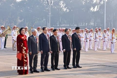 Chủ tịch Quốc hội Trần Thanh Mẫn và các Phó Chủ tịch báo công và vào lăng viếng Chủ tịch Hồ Chí Minh. (Ảnh: Doãn Tấn/TTXVN)