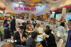 Các gian hàng Việt Nam thu hút sự quan tâm của nhiều nhà mua hàng và phân phối sản phẩm. (Ảnh: Đỗ Quyên/TTXVN)