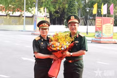 Thượng tướng Nguyễn Trường Thắng, Ủy viên Trung ương Đảng, Thứ trưởng Bộ Quốc phòng tặng hoa Thượng tướng Saichay Kommasith, Ủy viên Trung ương Đảng Nhân dân Cách mạng Lào, Thứ trưởng Bộ Quốc phòng, Tổng Tham mưu trưởng Quân đội Nhân dân Lào. (Nguồn: Báo Quân đội Nhân dân)