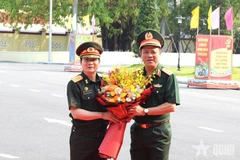 Thượng tướng Nguyễn Trường Thắng, Ủy viên Trung ương Đảng, Thứ trưởng Bộ Quốc phòng tặng hoa Thượng tướng Saichay Kommasith, Ủy viên Trung ương Đảng Nhân dân Cách mạng Lào, Thứ trưởng Bộ Quốc phòng, Tổng Tham mưu trưởng Quân đội Nhân dân Lào. (Nguồn: Báo Quân đội Nhân dân)