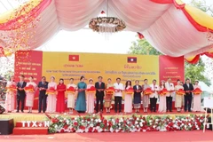 Đại biểu hai nước cắt băng khánh thành Dự án tu bổ, tôn tạo Khu di tích lịch sử Chủ tịch Hồ Chí Minh tại tỉnh Savannakhet. (Ảnh: Xuân Tú/TTXVN)