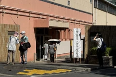 Người dân Tokyo đi bầu tại một đơn vị bầu cử thuộc quận Shibuya. (Ảnh: Phạm Tuân/TTXVN)