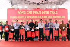 Trưởng Ban Nội chính Trung ương Phan Đình Trạc cùng đoàn công tác và lãnh đạo Tỉnh ủy Lâm Đồng trao quà Tết tặng già làng, người có uy tín vùng đồng bào dân tộc thiểu số xã N’Thôn Hạ. (Ảnh: TTXVN phát)