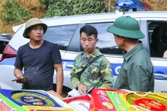 Trưởng bản Mùa A Thi (giữa) báo cáo Phó Thủ tướng Trần Hồng Hà tại hiện trường sạt lở, lũ quét ở bản Háng Pu Xi, xã Xa Dung, sáng 2/8. (Ảnh: Xuân Tư/TTXVN)