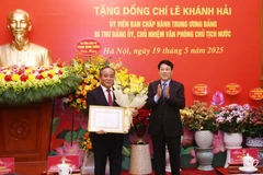 Chủ tịch nước Lương Cường trao Huy hiệu 40 năm tuổi Đảng tặng đồng chí Lê Khánh Hải. (Ảnh: Lâm Khánh/TTXVN)