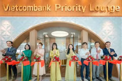  Bà Đoàn Hồng Nhung - Thành viên Ban Điều hành, Giám đốc Khối bán lẻ Vietcombank (thứ 5 từ phải sang) cùng đại diện lãnh đạo Tập đoàn Taseco, Taseco Sài Gòn và đại biểu khách mời cắt băng khánh thành phòng chờ Vietcombank Priority tại Nhà ga T3, Sân bay quốc tế Tân Sơn Nhất, Thành phố Hồ Chí Minh sáng ngày 30/04. (Ảnh: Vietnam+)