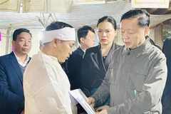 Phó Thủ tướng Trần Hồng Hà thăm hỏi, trao quà cho các gia đình có người tử vong. (Ảnh: Đinh Thùy/TTXVN)