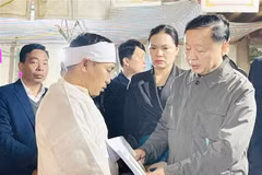 Phó Thủ tướng Trần Hồng Hà thăm hỏi, trao quà cho các gia đình có người tử vong. (Ảnh: Đinh Thùy/TTXVN)