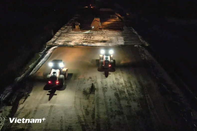 Nhà thầu thi công Dự án cao tốc Cần Thơ-Cà Mau. (Ảnh: PV/Vietnam+)