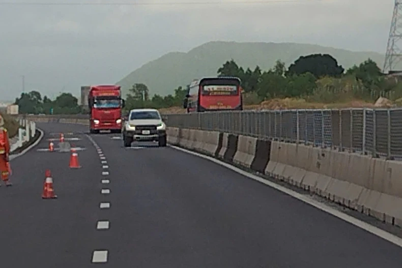 Nước rút hết, cao tốc Vĩnh Hảo-Phan Thiết đã được thông tuyến trở lại. (Ảnh: PV/Vietnam+)