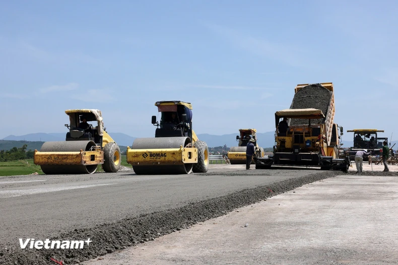 Nhà thầu thi công nền đường một dự án đường bộ cao tốc. (Nguồn: Vietnam+)