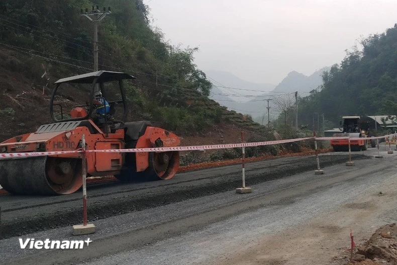 Nhà thầu thi công một tuyến đường quốc lộ tại khu vực miền núi phía Bắc. (Ảnh: Việt Hùng/Vietnam+)