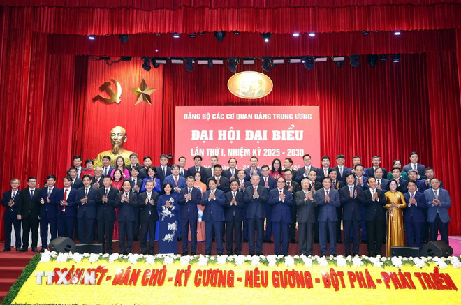 Tổng Bí thư Tô Lâm, các đồng chí lãnh đạo, nguyên lãnh đạo Đảng, Nhà nước và các đại biểu dự Đại hội. (Ảnh: Thống Nhất/TTXVN) ttxvn-tien-toi-dai-hoi-xiv-cua-dang-dai-hoi-dai-bieu-dang-bo-cac-co-quan-dang-trung-uong-lan-thu-nhat-8293348-17.jpg