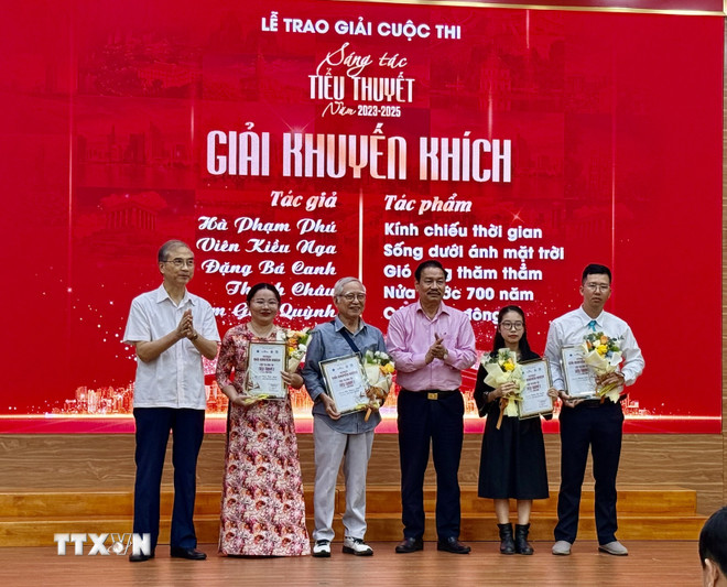 ttxvn-le-trao-giai-cuoc-thi-sang-tac-tieu-thuyet-thoi-bao-van-hoc-nghe-thuat-lan-thu-nhat-2023-2025-8331058.jpg