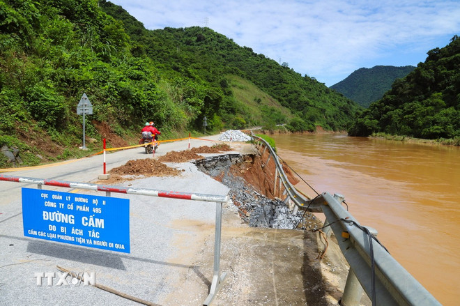 ttxvn-nghe-an-ha-tang-giao-thong-thiet-hai-gan-1390-ty-dong-do-mua-lu-nhieu-tuyen-duong-bi-chia-cat-8186887-12.jpg
