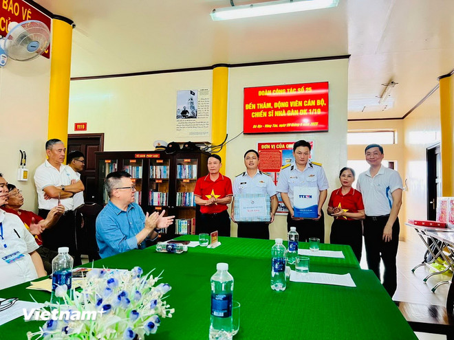 Đoàn công tác tặng quà cho cán bộ, chiến sĩ nhà giàn DK1/19 (Nguồn: Vietnam+) vnp-hoi-nha-bao-dao-truong-sa-2.jpg