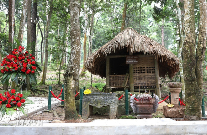 Lán Nà Nưa được bảo tồn nguyên vẹn - nơi Chủ tịch Hồ Chí Minh soạn thảo nhiều văn kiện lịch sử trước Cách mạng Tháng Tám. (Ảnh: Minh Tâm/TTXVN) ttxvn-tuyen-quang-tu-hao-noi-khoi-nguon-khat-vong-doc-lap-8199042-4.jpg