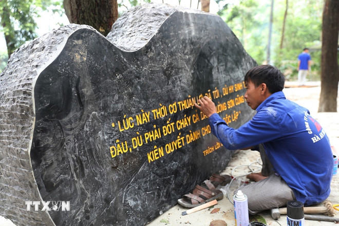 Tỉ mỉ khắc ghi từng dòng chữ vàng trên bia đá trích lời Chủ tịch Hồ Chí Minh tại di tích Lán Nà Nưa trong dịp kỷ niệm 80 năm Cách mạng Tháng Tám. (Ảnh: Minh Tâm/TTXVN) ttxvn-tuyen-quang-tu-hao-noi-khoi-nguon-khat-vong-doc-lap-8199042-2.jpg