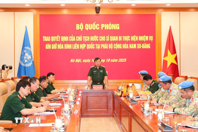 Senior Lieutenant General Hoang Xuan Chien, Deputy Minister of National Defense and Head of the Vietnam Inter-sectoral Working Group on participating in UN peacekeeping operations, chaired the Decision-giving Ceremony. (Photo: Trong Duc/VNA) ttxvn-trao-quyet-dinh-cua-chu-tich-nuoc-cho-si-quan-di-lam-nhiem-vu-gin-giu-hoa-binh-lien-hop-quoc-8329828-2.jpg