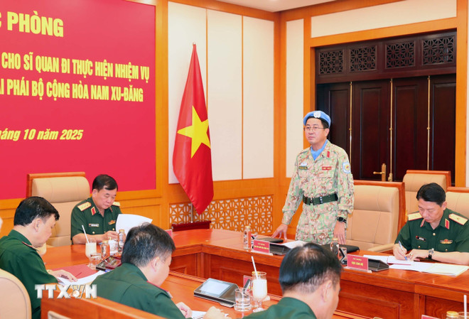 Major General Pham Manh Thang, Director of the Vietnam Peacekeeping Department, speaks. (Photo: Trong Duc/VNA) ttxvn-trao-quyet-dinh-cua-chu-tich-nuoc-cho-si-quan-di-lam-nhiem-vu-gin-giu-hoa-binh-lien-hop-quoc-8329828-3.jpg