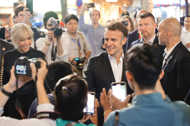 tong-thong-phap-emmanuel-macron-va-phu-nhan-dao-pho-co-ha-noi-8056228-4.jpg